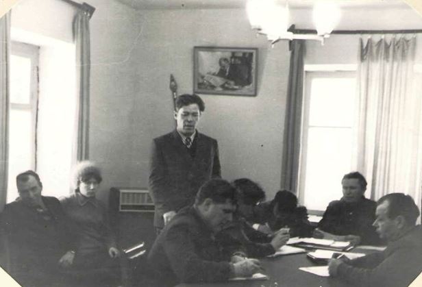 Заседание партгруппы Совета проводит секретарь парткома Шарчинского совхоза Донских Г.И.,1975 г. Ф.1ф.Оп.1.Д.129а.Л.9.jpg